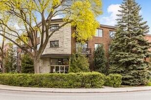 1490 Du Painter Circle Rue in St. Laurent, QC - Building Photo