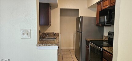 2865 Winkler Ave in Ft. Myers, FL - Building Photo - Building Photo