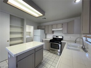 8348 Pendragon Cir in Las Vegas, NV - Building Photo - Building Photo