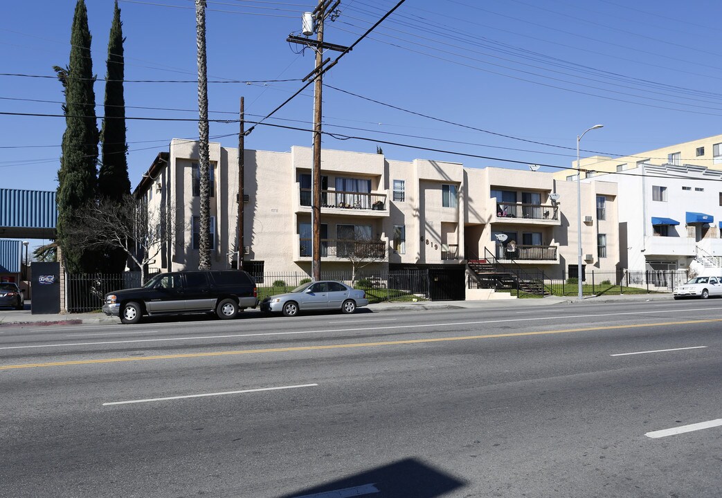 6819 Laurel Canyon Blvd in North Hollywood, CA - Foto de edificio