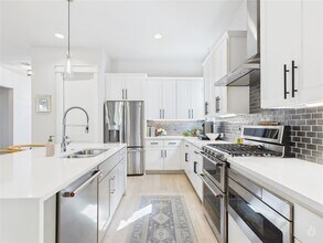 3002 Sunridge Dr in Austin, TX - Building Photo - Building Photo