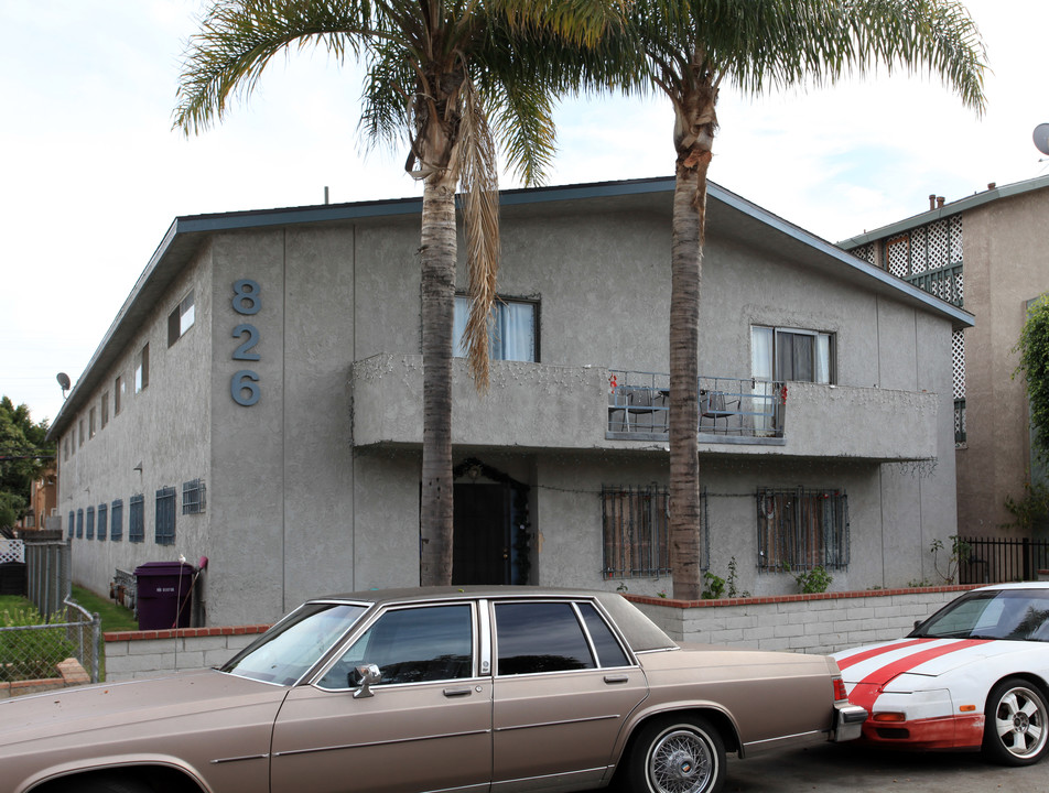 826 Gardenia Ave in Long Beach, CA - Building Photo