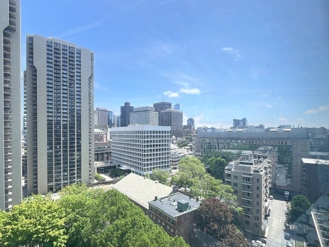 property at 2 Hawthorne Pl
