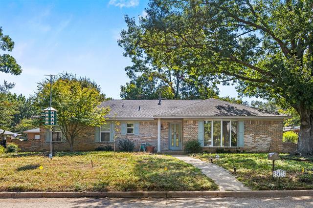 2425 Nottingham Pl in Grand Prairie, TX - Building Photo