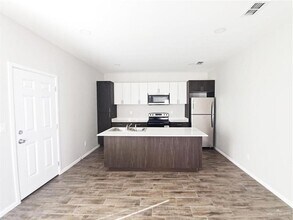 811 E Starr Rd, Unit D in Mercedes, TX - Foto de edificio - Building Photo