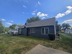 6705 Madison Ave in Urbandale, IA - Building Photo - Building Photo