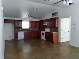 911 US-81 in Bowie, TX - Building Photo