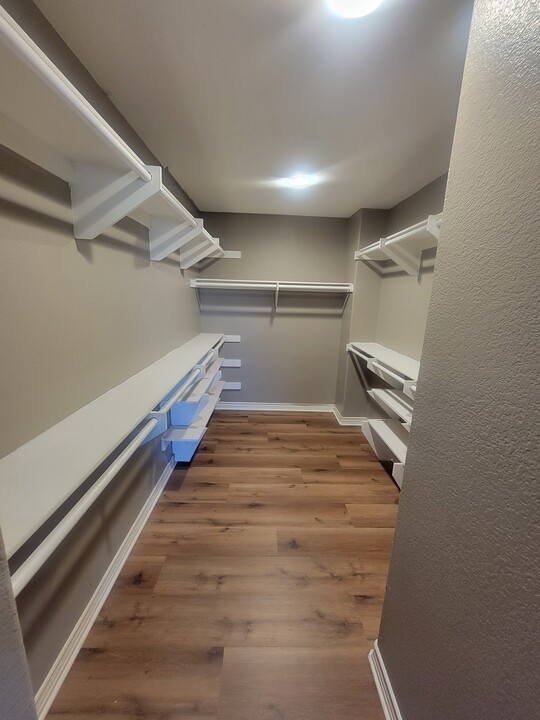 2025 W Avenue K13, Unit Master bedroom in Lancaster, CA - Foto de edificio