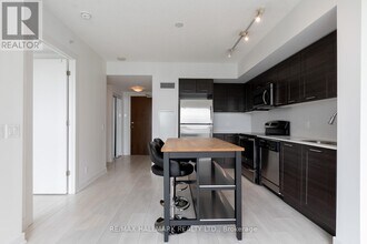2220-2220 Lake Shore Blvd W in Toronto, ON - Building Photo - Building Photo