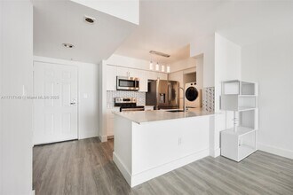 1155 Brickell Bay Dr, Unit #2907 in Miami, FL - Foto de edificio - Building Photo