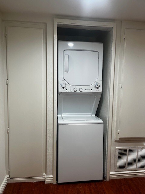 5530 Owensmouth Ave, Unit 113 in Woodland Hills, CA - Building Photo - Building Photo