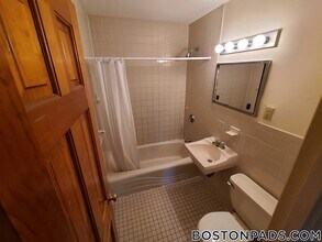 266 Grove St, Unit 4 in Newton, MA - Foto de edificio - Building Photo