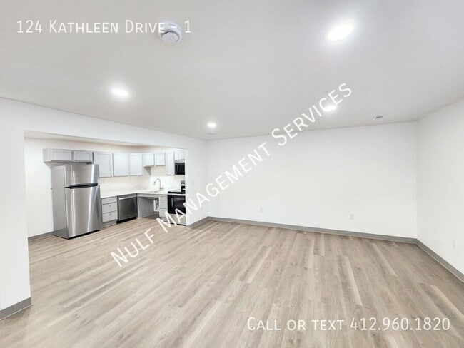 124 Kathleen Dr in New Brighton, PA - Foto de edificio - Building Photo