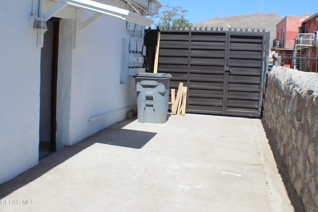 2203 Magoffin Ave in El Paso, TX - Building Photo