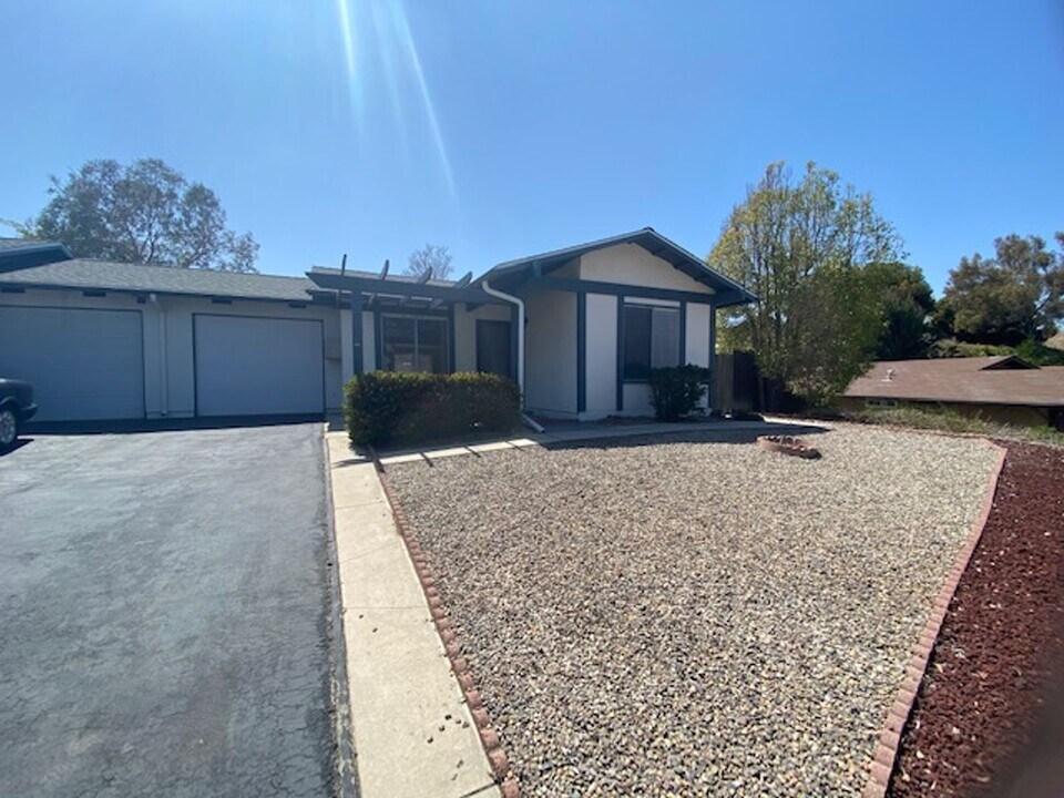 1357 Panorama Ridge Rd in Oceanside, CA - Building Photo