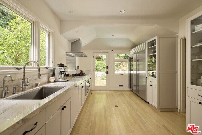 10660 Somma Way in Los Angeles, CA - Building Photo - Building Photo