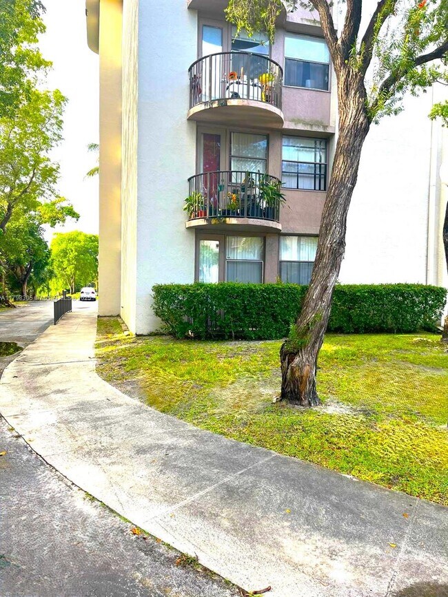 2701 Riverside Dr in Coral Springs, FL - Foto de edificio - Building Photo