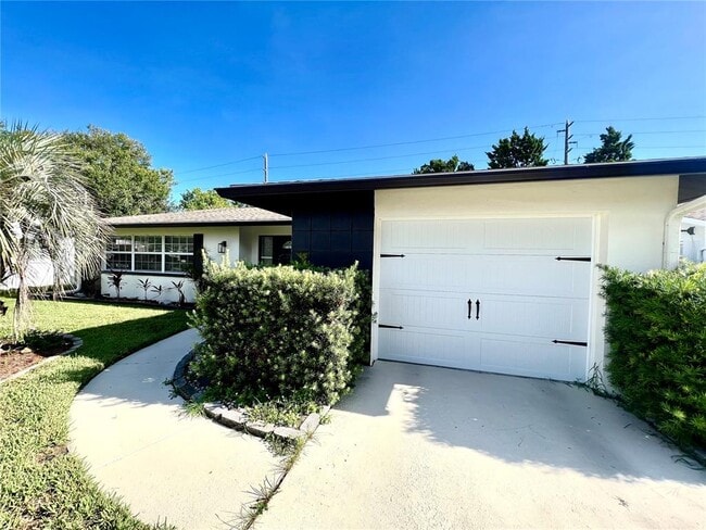 2066 Druid Park Dr N in Clearwater, FL - Building Photo - Building Photo