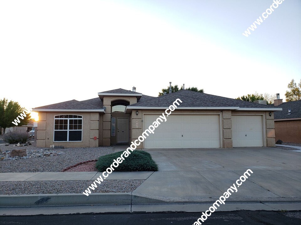 9701 Tapatio Dr NW in Albuquerque, NM - Building Photo
