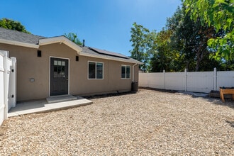 7022 Crebs Ave in Reseda, CA - Foto de edificio - Building Photo