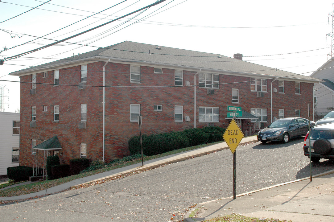 10 Berton Pl in Nutley, NJ - Building Photo