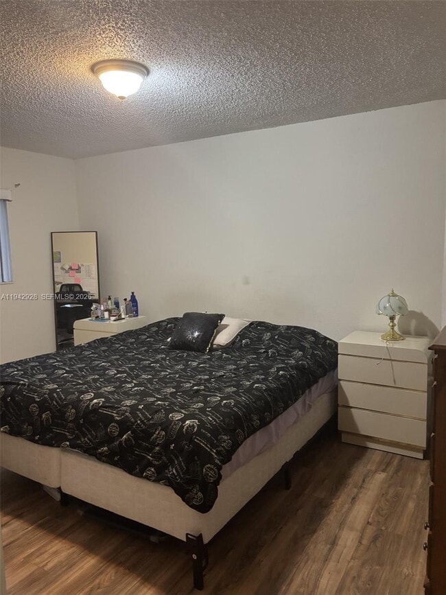 2565 W 56th St in Hialeah, FL - Foto de edificio - Building Photo