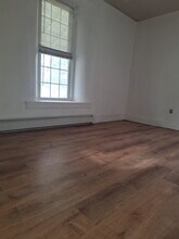 1607 E Strasburg Rd, Unit 1st Floor Apt in West Chester, PA - Foto de edificio - Building Photo
