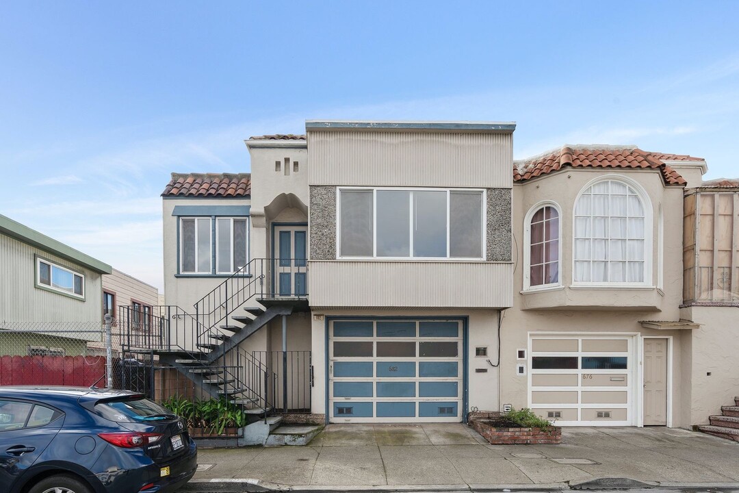 682 Geneva Ave in San Francisco, CA - Building Photo