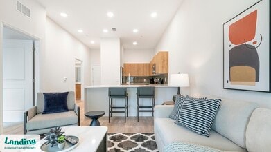5256 International Dr in Orlando, FL - Building Photo - Building Photo