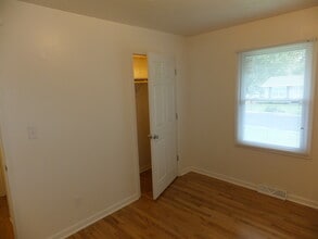 2323 E Bearfield Subdivision in Columbia, MO - Foto de edificio - Building Photo