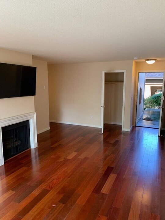 300 Glenwood Cir-Unit -#303 in Monterey, CA - Building Photo