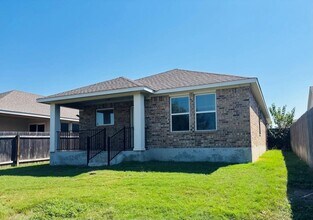 1310 Walden Pond Dr in Pflugerville, TX - Building Photo - Building Photo