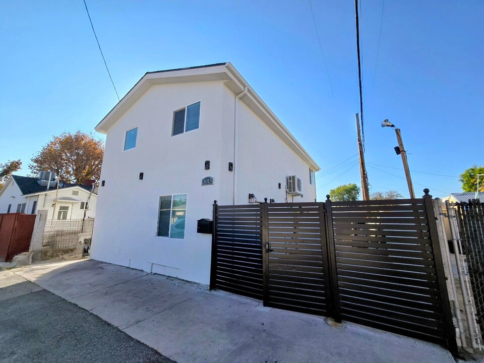 11015 Califa St in Los Angeles, CA - Building Photo