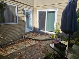 9 Manor House Ln in Uxbridge, MA - Building Photo