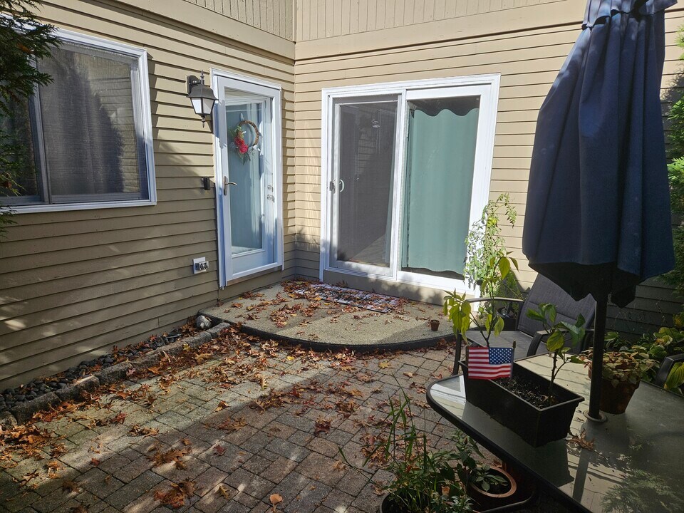 9 Manor House Ln in Uxbridge, MA - Foto de edificio