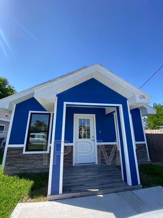 620 E Llano Grande St in Weslaco, TX - Building Photo
