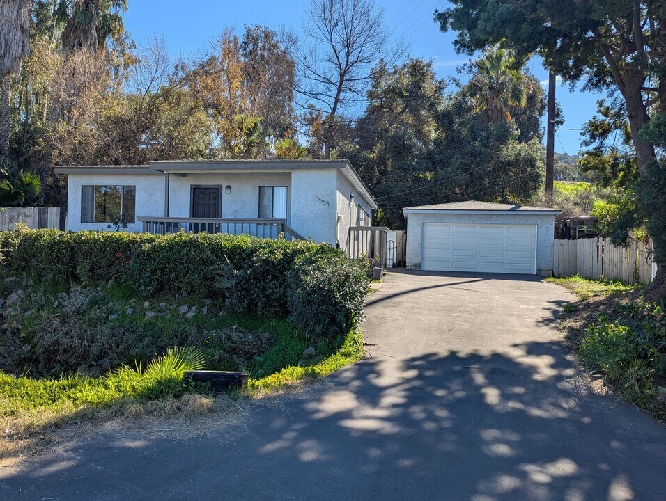 8564 Vista Del Verde in El Cajon, CA - Building Photo