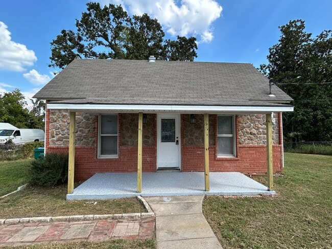 221 C St in Rogers, AR - Foto de edificio - Building Photo