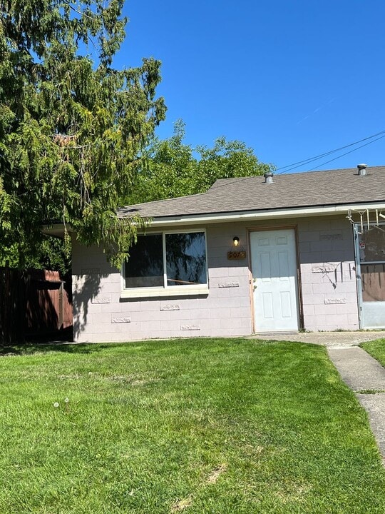 907 W Spruce St in Yakima, WA - Building Photo