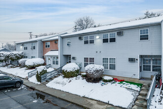 Highland Park Village in Middletown, NY - Building Photo - Building Photo