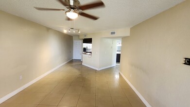8205 Lake Dr, Unit Las Vistas at Doral in Doral, FL - Building Photo - Building Photo