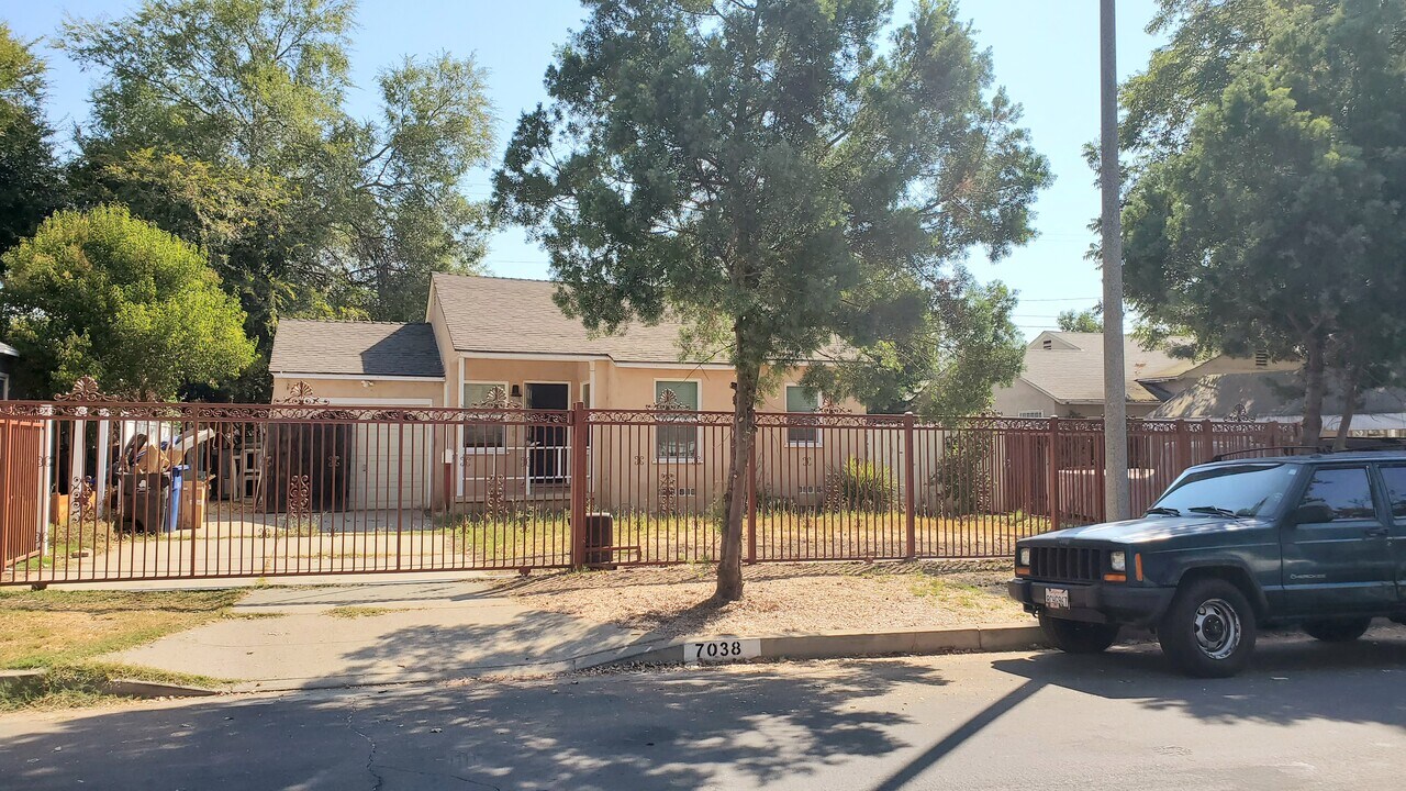 7038 Yarmouth Ave in Reseda, CA - Foto de edificio