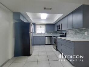 4850 Brickell Dr in North Port, FL - Building Photo - Building Photo