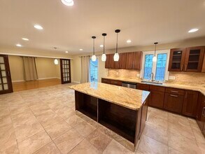 112 E Quinobequin Rd in Newton, MA - Building Photo - Building Photo