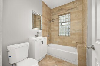 6813 S St Lawrence Ave in Chicago, IL - Building Photo - Building Photo