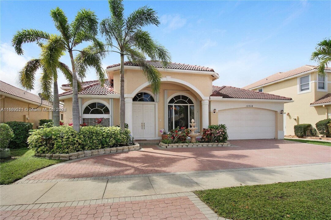12318 NW 25th St in Coral Springs, FL - Foto de edificio