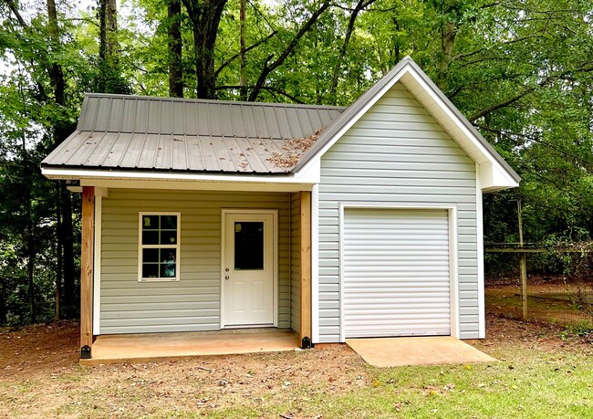 Spacious Home Conveniently Located close t in Auburn, AL - Building Photo - Building Photo
