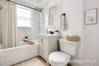 2837 S Bronson Ave, Unit 8 in Los Angeles, CA - Foto de edificio - Building Photo