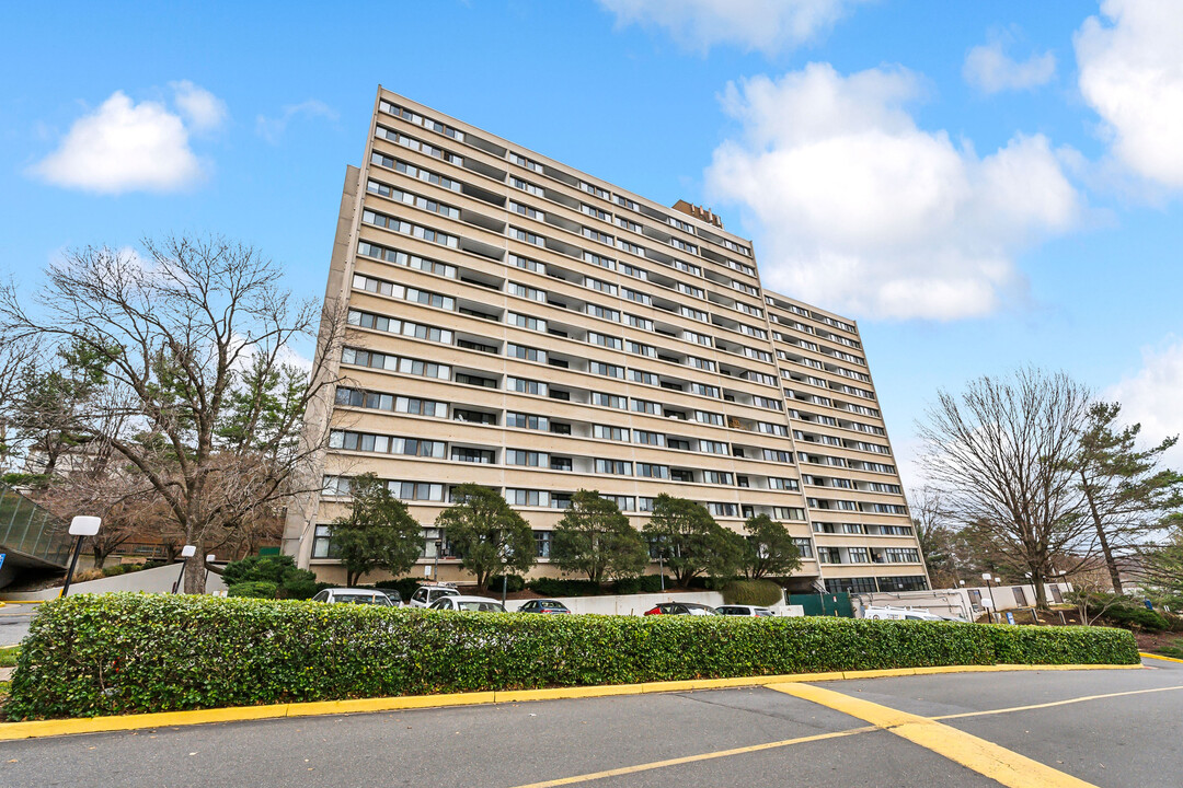 5911 Edsall Rd, Unit 1104 in Alexandria, VA - Building Photo