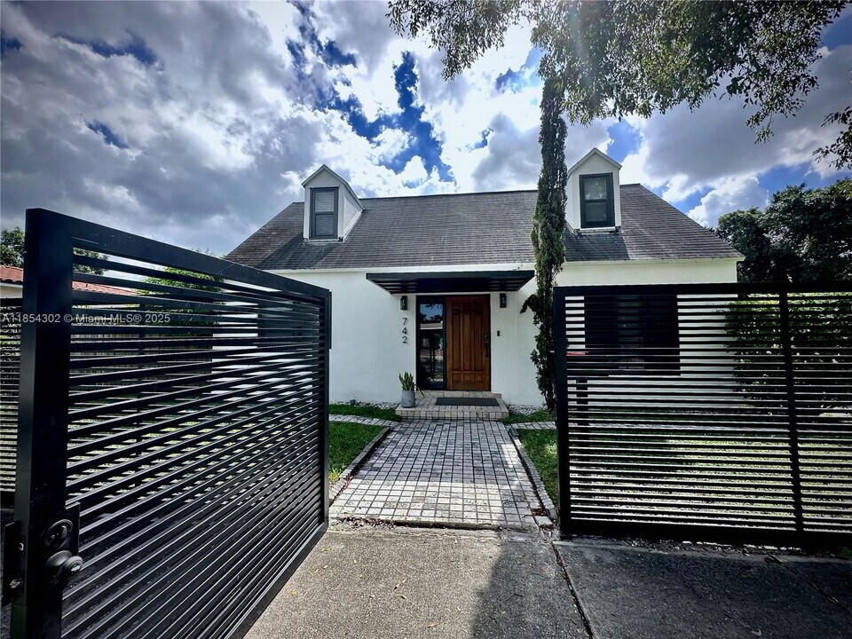 742 NW 50th St in Miami, FL - Building Photo